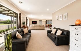 Spacious Luka Court Retreat, Bbq & Cozy Comforts, Ballarat